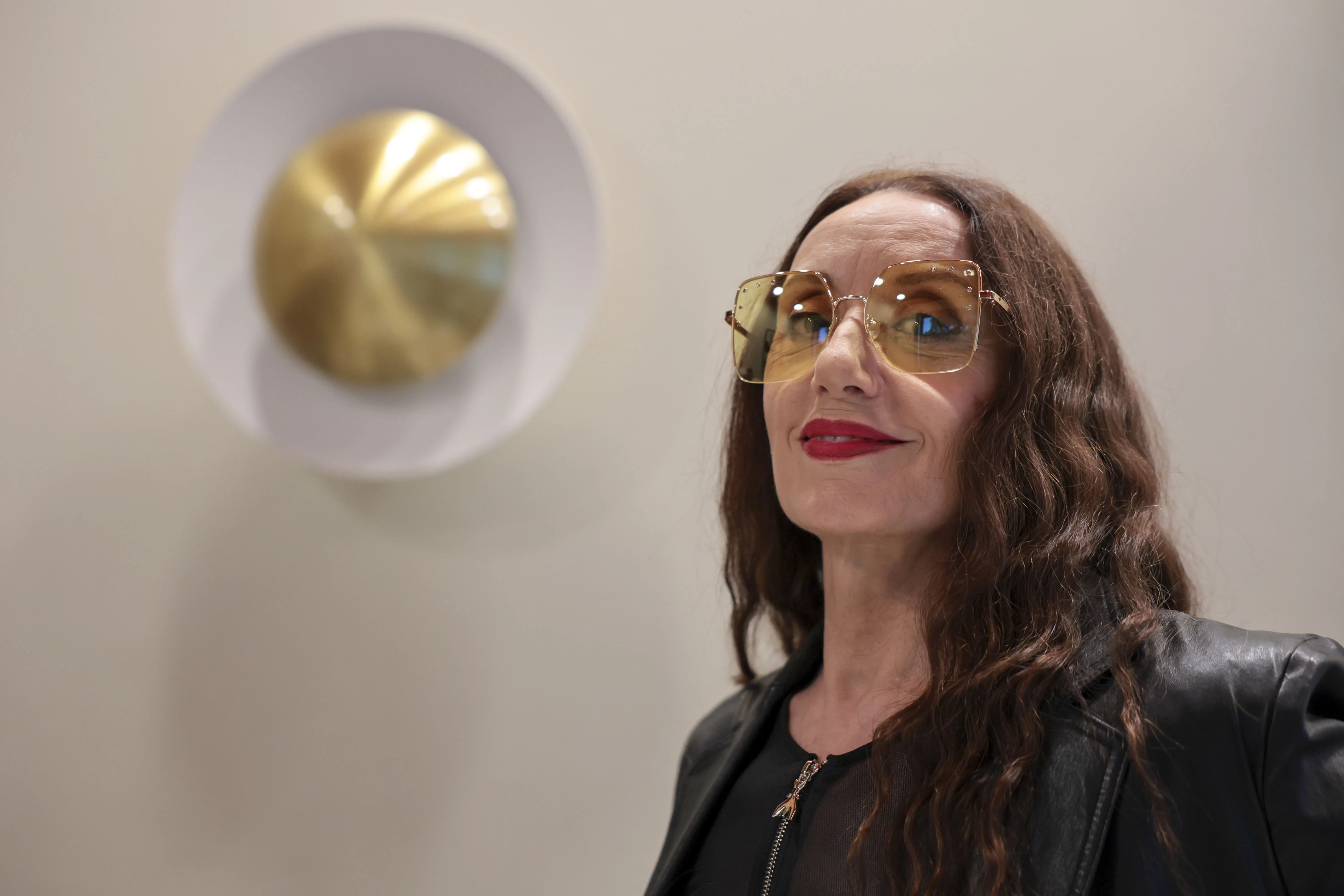 La cantante Luz Casal, durante la entrevista con EFE donde recibe este jueves el premio Aupa! en la jornada de clausura de la decimocuarta edición del congreso musical BIME en Bilbao. Luz Casal, es una de las solistas más icónicas y respetadas del pop-rock y la balada en España. Nacida en Boimorto, La Coruña destaca por su voz profunda, su versatilidad lírica. EFE/Luis Tejido