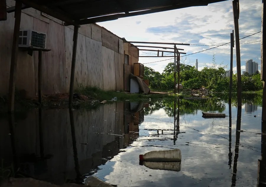 Evacuan a un centenar de familias por crecida de río en región de Paraguay cercana a Brasil