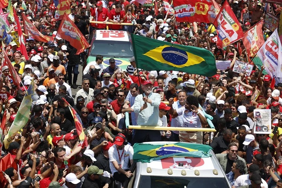 Lula reúne a miles en Río y se muestra convencido de su victoria en la segunda vuelta