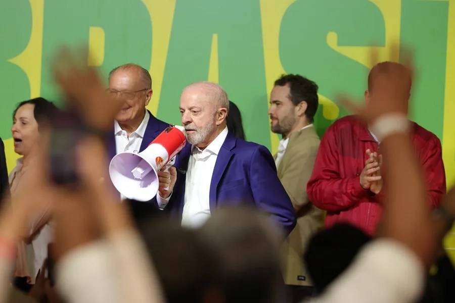 Lula reconoce que el resultado de la primera vuelta en Brasil es "inesperado" y critica a Bolsonaro