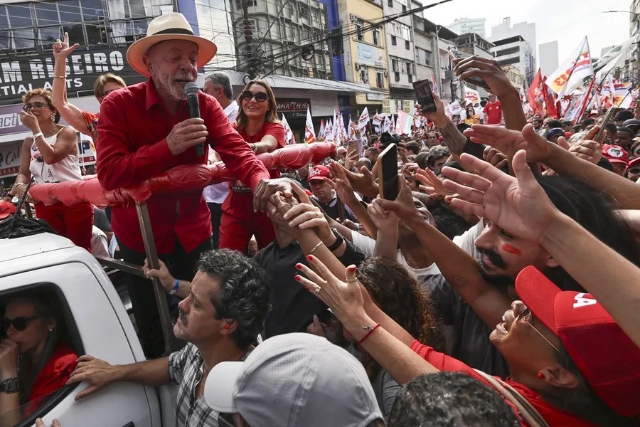 Bolsonaro se compromete a no intentar la reelección en Brasil y niega pretender ofrecerle cargos a su familia