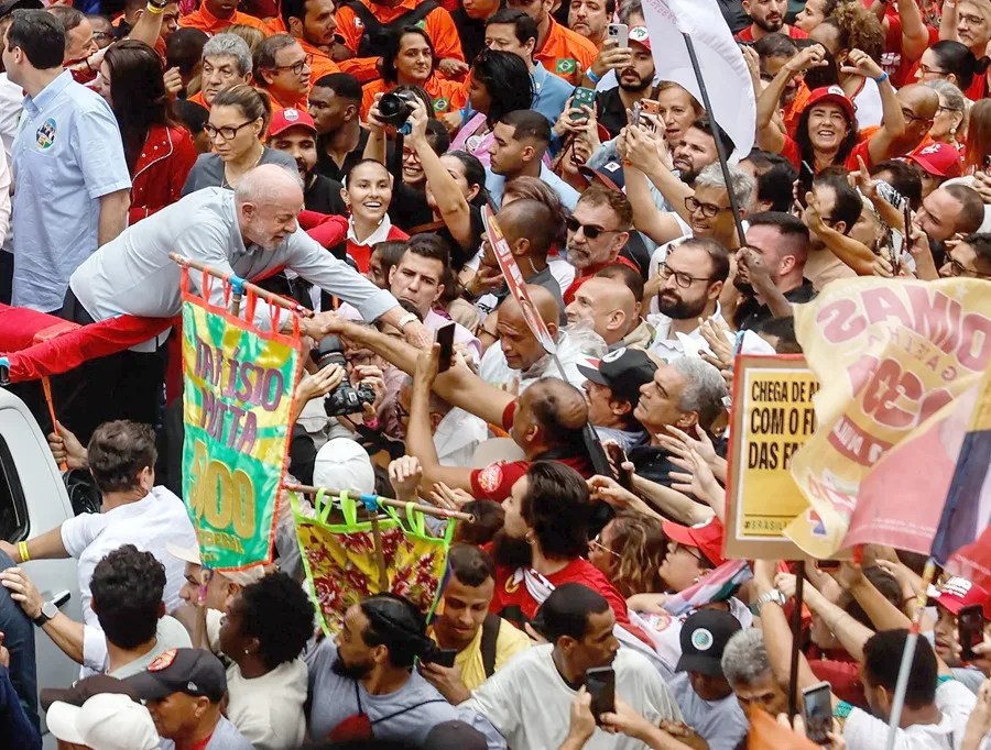Lula pide "matar la desgracia" y vencer a Flávio Bolsonaro en la primera vuelta de las elecciones en Brasil