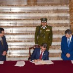 Rodrigo Paz (c) firmando un documento en un acto de promulgación de una ley este viernes, en La Paz (Bolivia)
