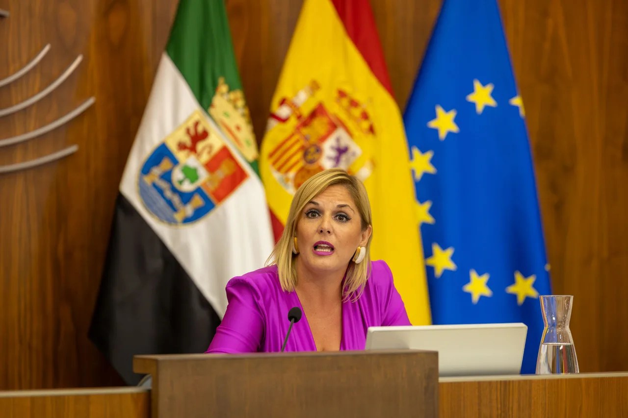 La consejera de Hacienda y Administración Pública, Elena Manzano, durante la presentación en la Asamblea de Extremadura, el proyecto de Ley de Presupuestos Generales de Extremadura para 2027. EFE/ Jero Morales