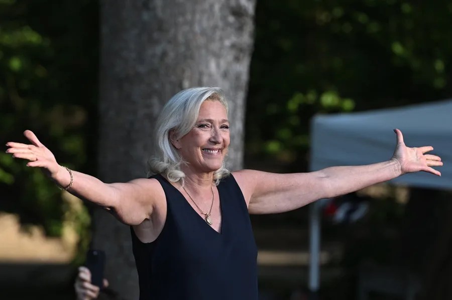 Marine Le Pen amplía su ventaja en las presidenciales de Francia de 2027 tras los disturbios, según un sondeo
