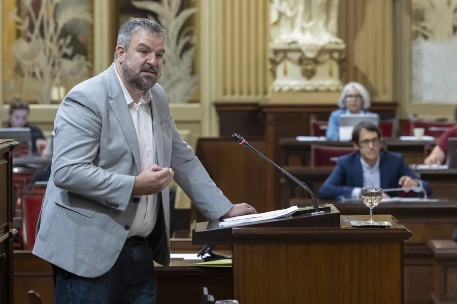 El portavoz de MÉS per Mallorca, Lluís Enric Apesteguia, durante su intervención en la segunda jornada del Debate de Política General celebrado en este miércoles.