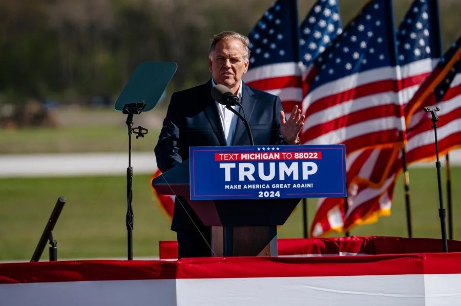 El candidato republicano al Senado en Michigan le pide a Trump poner fin a la guerra comercial con Canadá