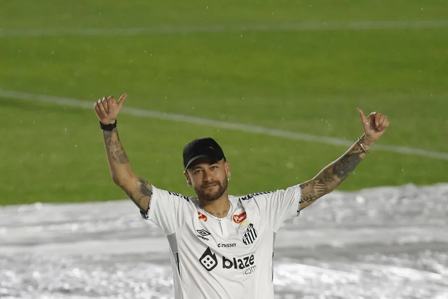 El futbolista Neymar Jr. hace un guiño a Flavio Bolsonaro al votar en Brasil