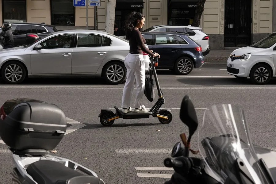 Ciclistas, motoristas y conductores de patinetes son los principales destinatarios de las nuevas normas de tráfico