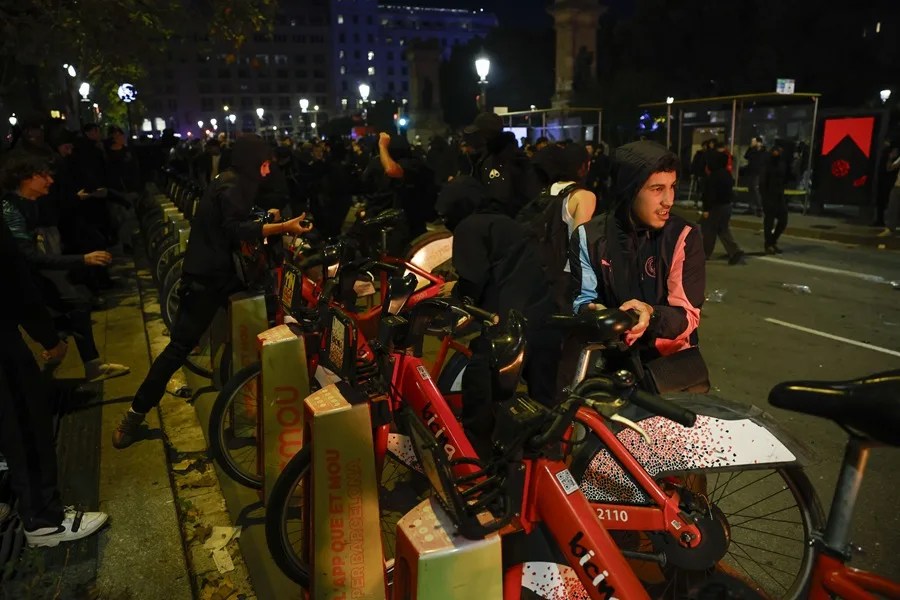 Los Mossos investigan la plataforma anónima que alentó la protesta violenta en Barcelona