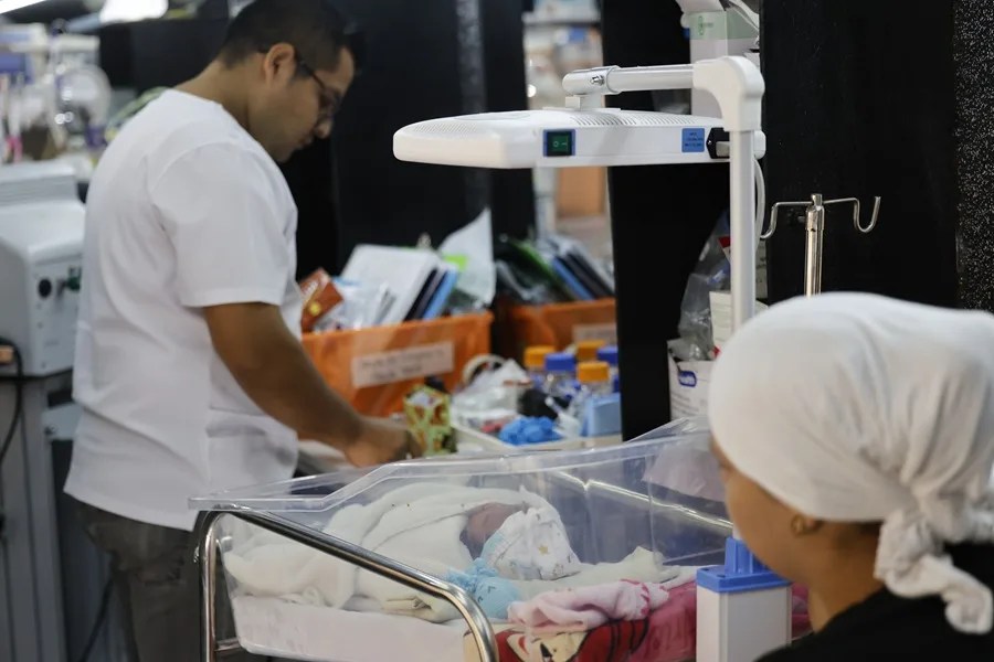 Una barbería-autobús se convierte en una sala de neonatos tras el terremoto en Panamá
