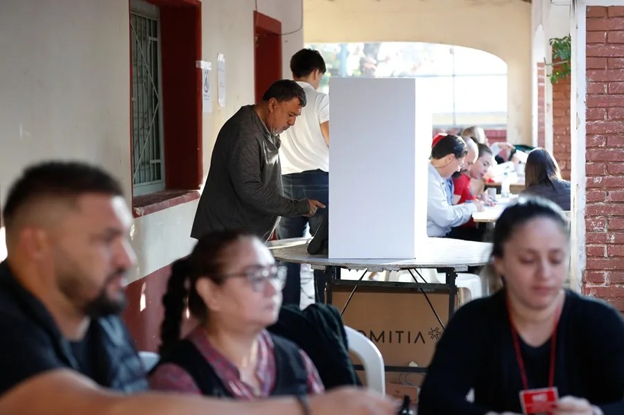 Paraguay elige a autoridades municipales en una votación que pone a prueba al oficialismo