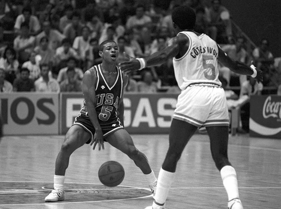 Hornets retirarán el dorsal de 'Muggsy' Bogues, el jugador más bajo en la historia de la NBA
