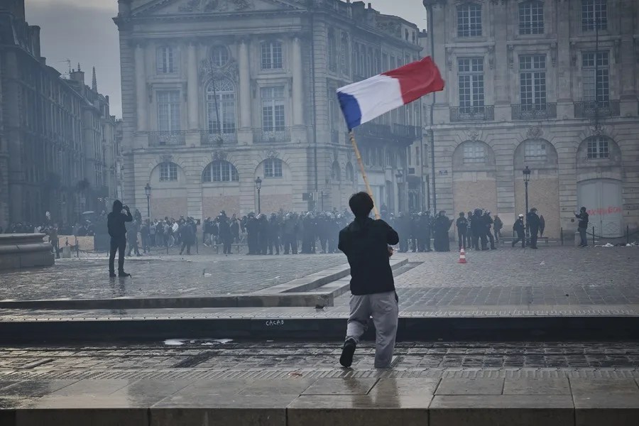 Francia afronta una nueva semana de movilizaciones sociales con caceroladas y protestas
