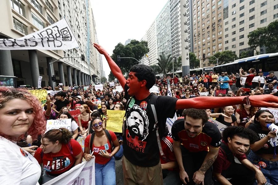 Miles de estudiantes se toman el centro de Río de Janeiro en un acto contra Flávio Bolsonaro y a favor de Lula