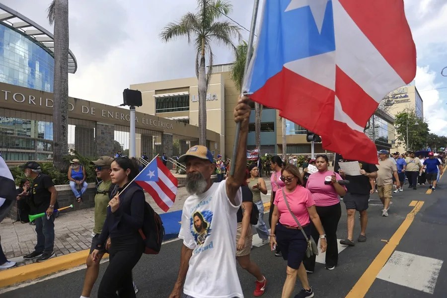 La subida de la factura de la luz y frecuentes apagones detona en protestas en Puerto Rico