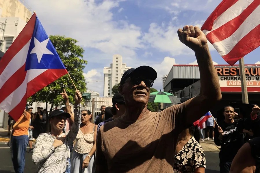 La subida de la factura de la luz y frecuentes apagones detona en protestas en Puerto Rico
