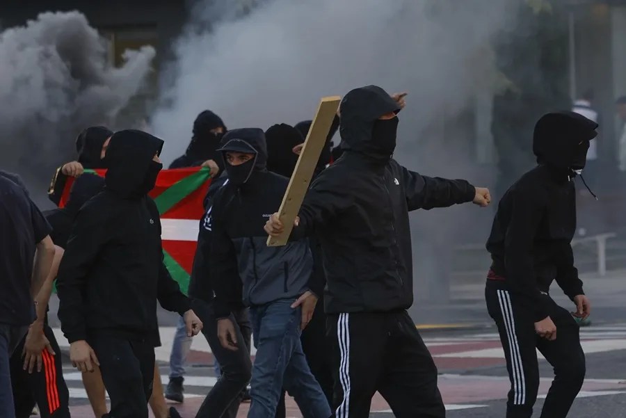 La convocatoria de un acto del agitador Vito Quiles en la plaza de Yamaguchi de Pamplona ha dado lugar a manifestaciones