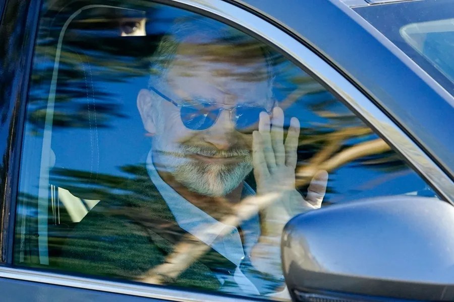 El rey Felipe VI abandona la clínica tras someterse a una operación de cataratas en Oviedo
