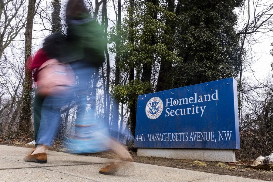 Estados Unidos acelera el proceso para retirar el estatus a refugiados en el país