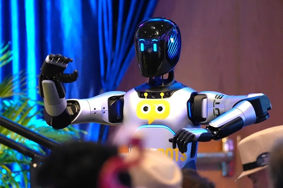 El robot Luka sirve en hoteles, China alcanza a EE.UU. en la IA, y otros clics tecnológicos