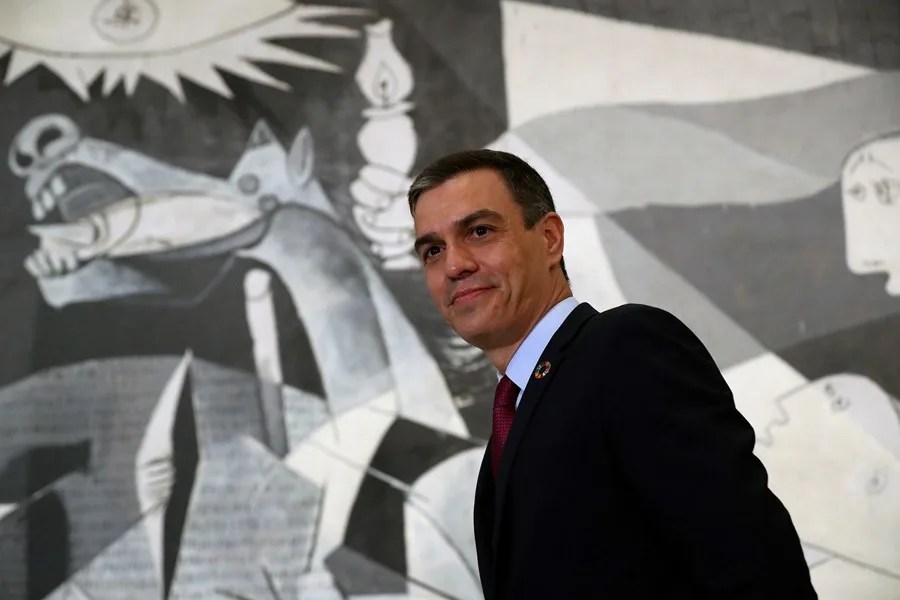 Sánchez defiende los valores antibelicistas del Gobierno junto al 'Guernica'