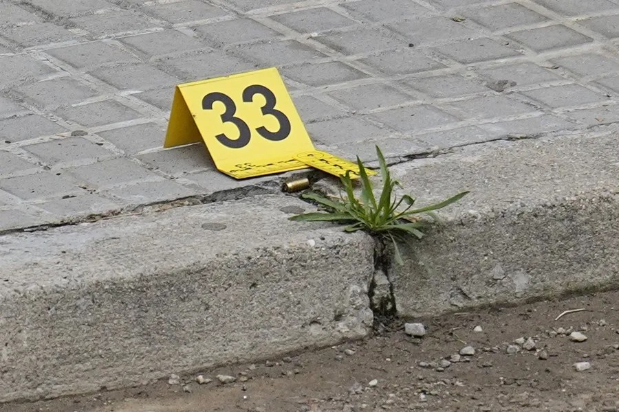 Detalle de un casquillo de bala en el lugar donde la pasada noche se ha producido un tiroteo en el barrio de Can Parellada de Terrassa (Barcelona).