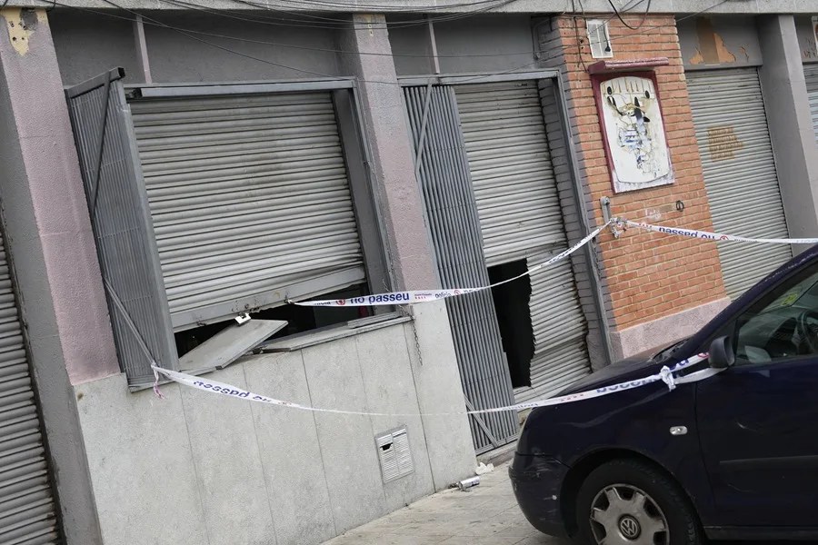 Aspecto de uno de los lugares donde la pasada noche se ha producido un tiroteo en el barrio de Can Parellada de Terrassa (Barcelona).