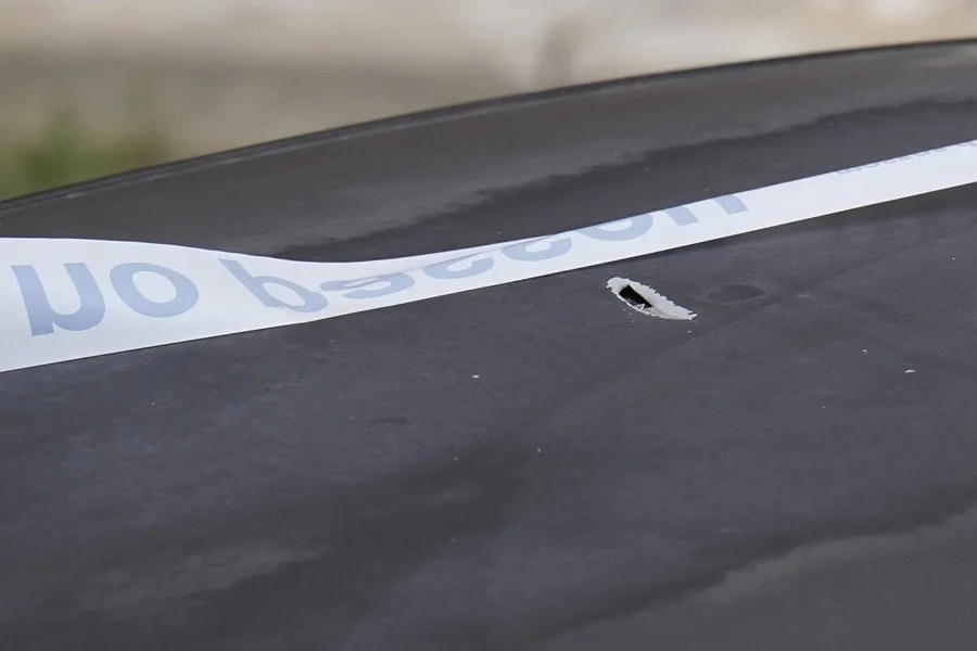 Detalle de una agujero de bala en un coche en el lugar donde la pasada noche se ha producido un tiroteo en el barrio de Can Parellada de Terrassa (Barcelona). 