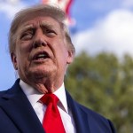 Trump habla con el príncipe heredero de Arabia Saudí y dice que los hutíes "están portándose muy mal"