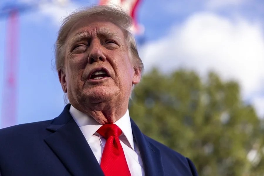 Trump habla con el príncipe heredero de Arabia Saudí y dice que los hutíes "están portándose muy mal"