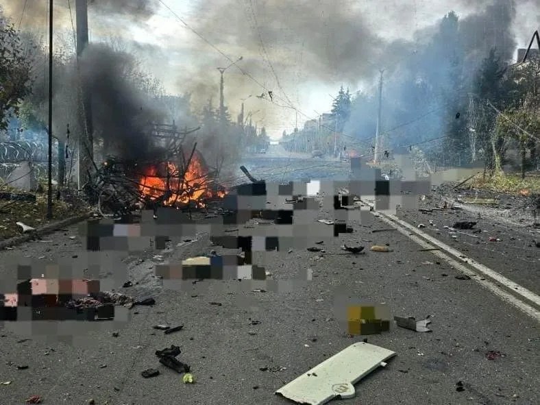 Un ataque ruso con bomba aérea alcanza un autobús en Kramatorsk