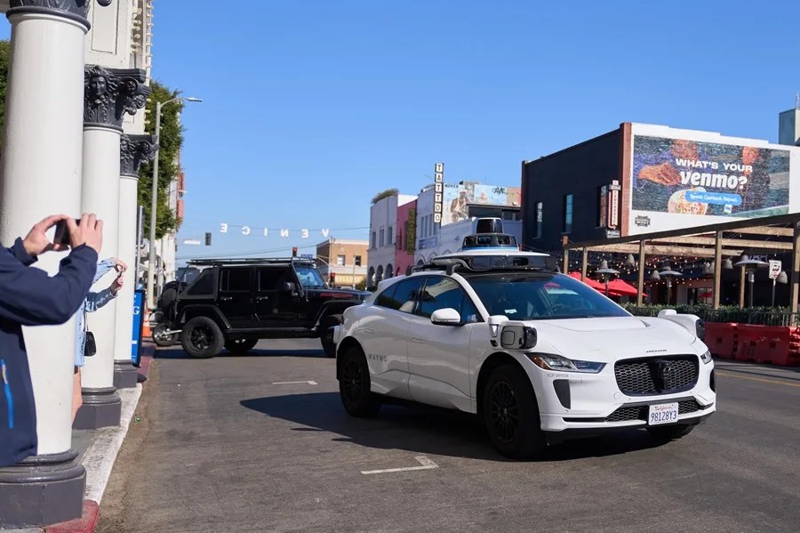 Waymo empezará a probar sus robotaxis en Toronto para lanzar en 2028 su servicio comercial