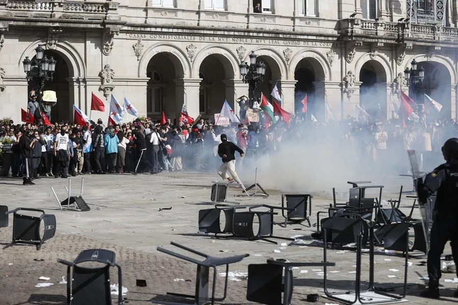 Cargas policiales con los asistentes a una concentración en la Plaza de María Pita de A Coruña,
