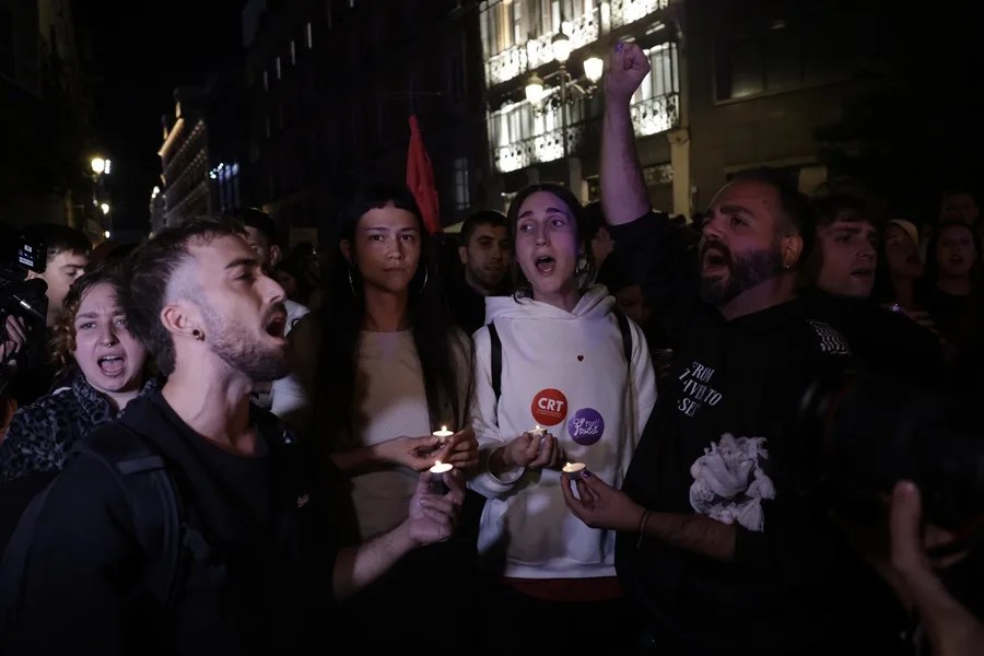 Participantes en la acampada de Sol se manifiestan este miércoles tras conocer el fallecimiento de Maricarmen.