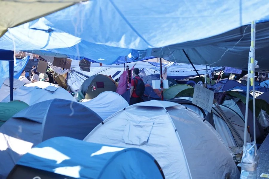 Ambiente en la acampada de protesta contra la crisis de la vivienda en la Puerta del Sol, este miércoles.