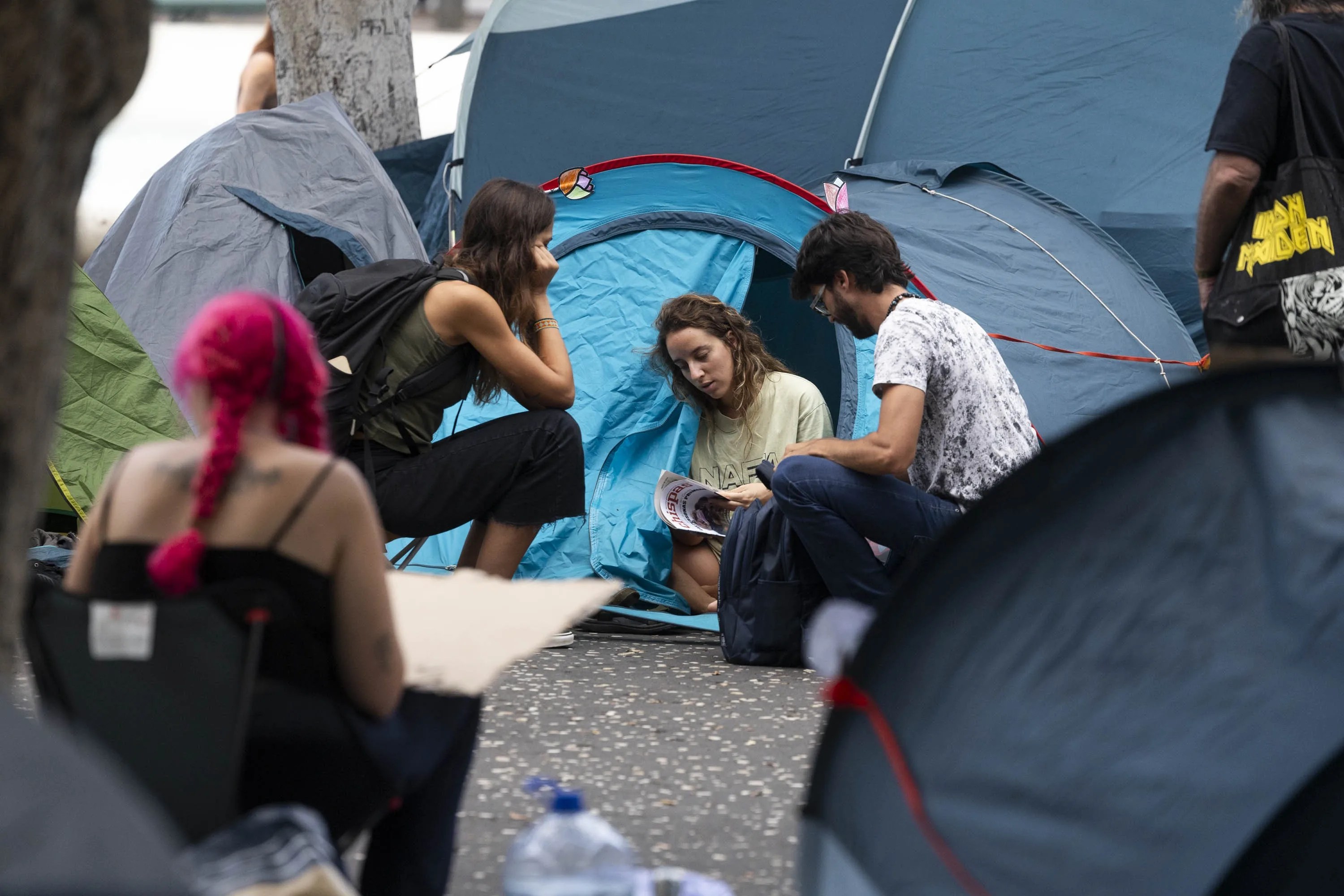 Participantes en la acampada por la vivienda que ha comenzado en Santa Cruz de Tenerife. EFE/Miguel Barreto