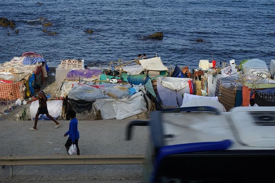 Un grupo de migrantes camina cerca de la playa del Trampolín de Ceuta.