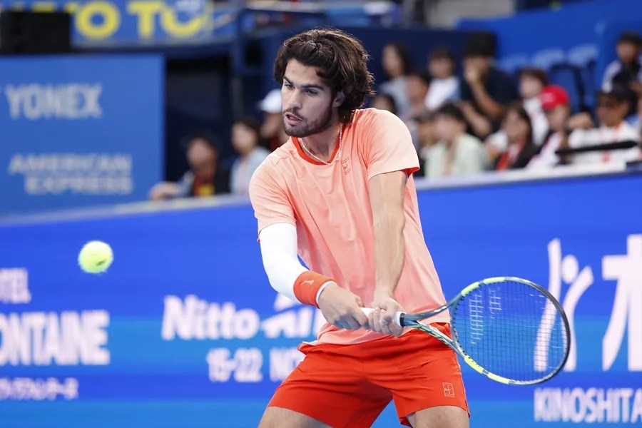 El tenista Carlos Alcaraz, durante el partido de hoy contra Jaume Munar , en el torneo de tenis de Tokio.