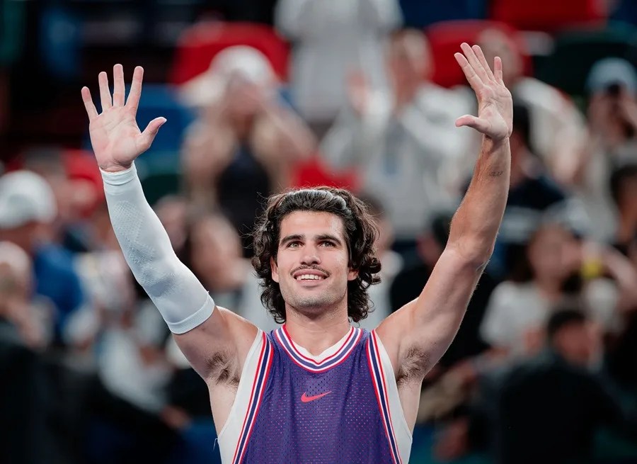 El tenista español Carlos Alcaraz celebra su victoria tras ganar a Cerúndolo en el torneo de Shanghái.