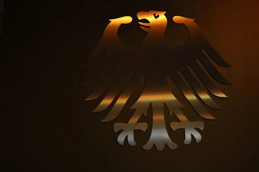El logotipo del águila federal alemana aparece en el Tribunal