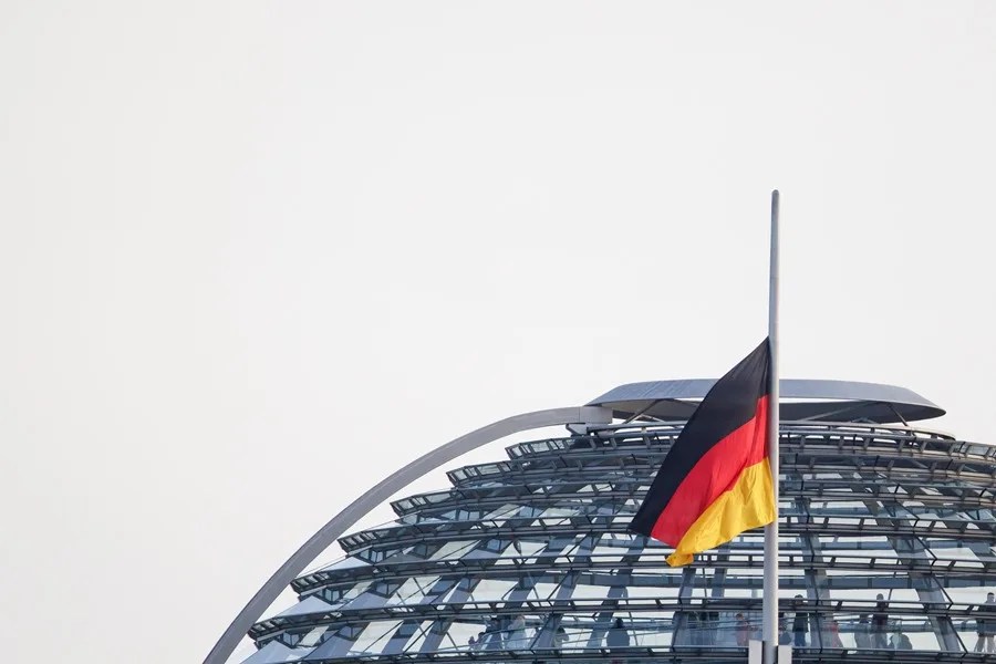 Una bandera nacional alemana ondea a media asta en el techo frente a la cúpula del edificio del Reichstag, parte del parlamento alemán