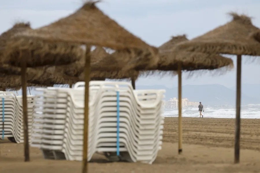 Vista general de la playa de la Malvarrosa durante este viernes.