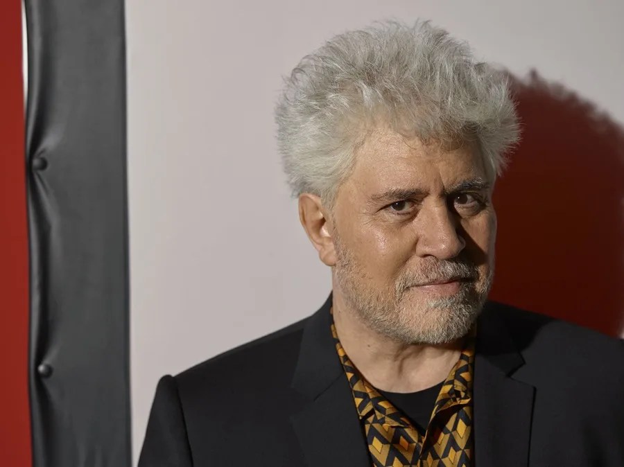 El cineasta Pedro Almodóvar en una foto facilitada con motivo de la publicación de su primera novela 'El hombre que solo escribía en los aviones'.