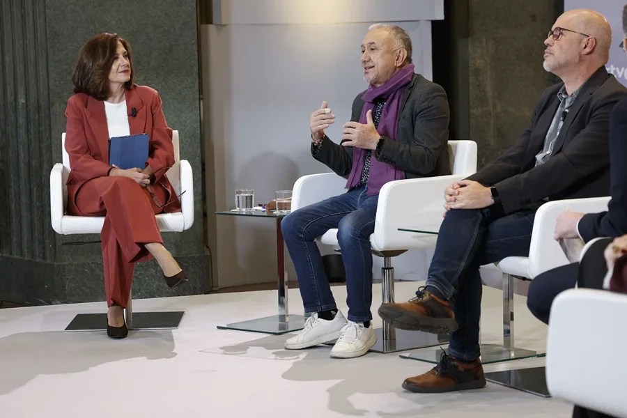 Debate con los secretarios generales de UGT, Pepe Álvarez (c) y CCOO, Unai Sordo (d); este jueves durante 'Los Desayunos' de RTVE y EFE