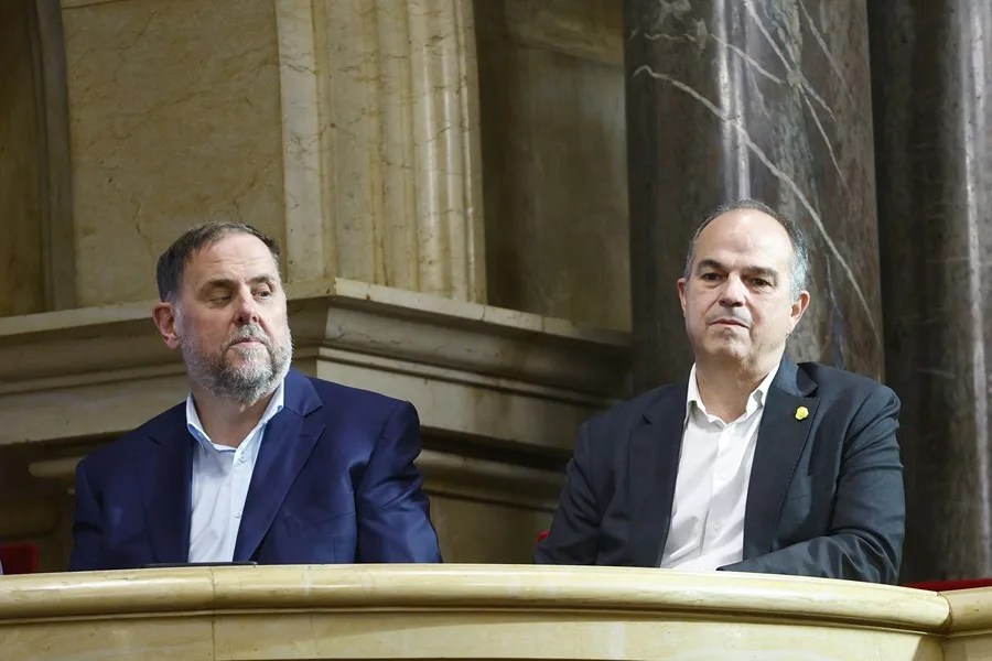 El líder de ERC, Oriol Junqueras (i) y el exconseller Jordi Turull.