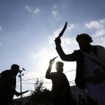 Unas personas realizan una danza folclórica tradicional portando dagas «yambiya» en una calle de Saná
