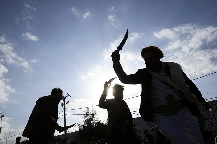 Unas personas realizan una danza folclórica tradicional portando dagas «yambiya» en una calle de Saná