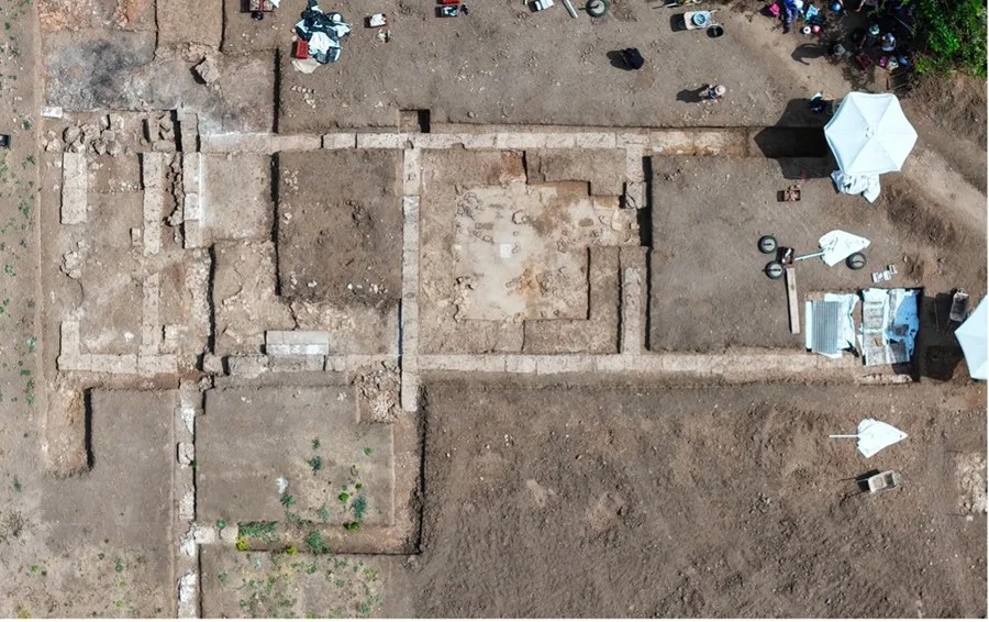 Vista aérea de un complejo de habitaciones que incluía una antesala y dos salas de banquetes que se descubrió en las excavaciones del yacimiento arqueólogico de Mieza