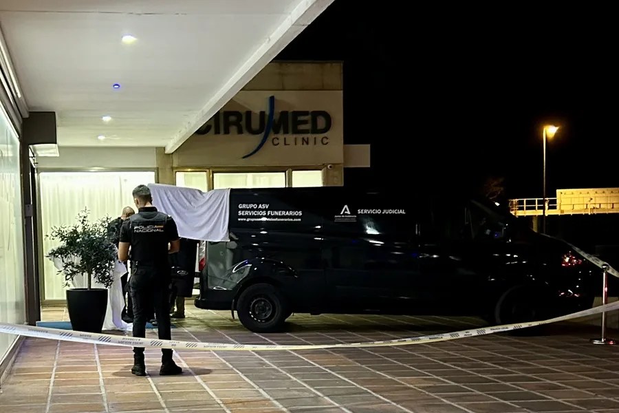Traslado del cadáver del cirujano asesinado en Marbella.